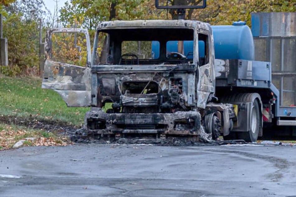 In Rodewisch gingen zwei Laster der Baufirma VSTR in Flammen auf.