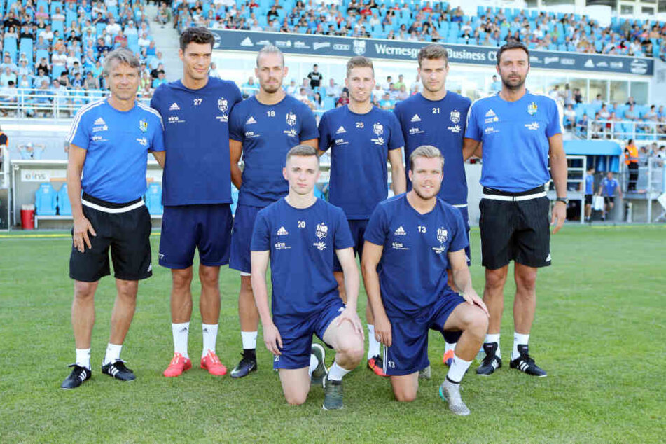 Trainer Horst Steffen (l.) und seine Jungs präsentieren die neuen Trikots.