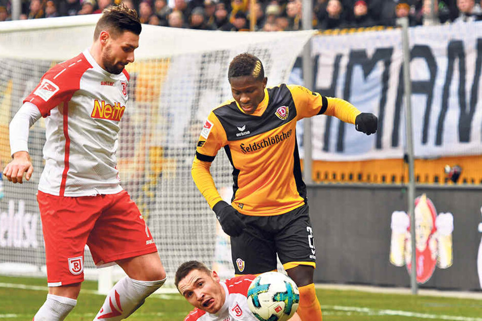 Hart im Nehmen - und im Austeilen: Dynamos Moussa Koné bringt Regensburgs Andreas Geipl zu Fall.
