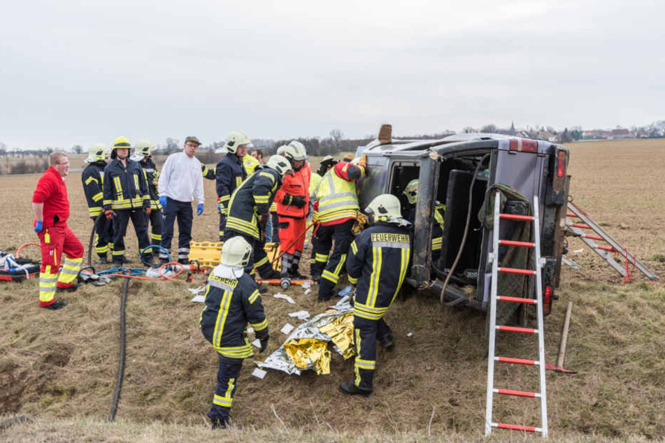 Die Kameraden der Feuerwehr mussten den eingeklemmten Fahrer aus seinem Opel befreien.