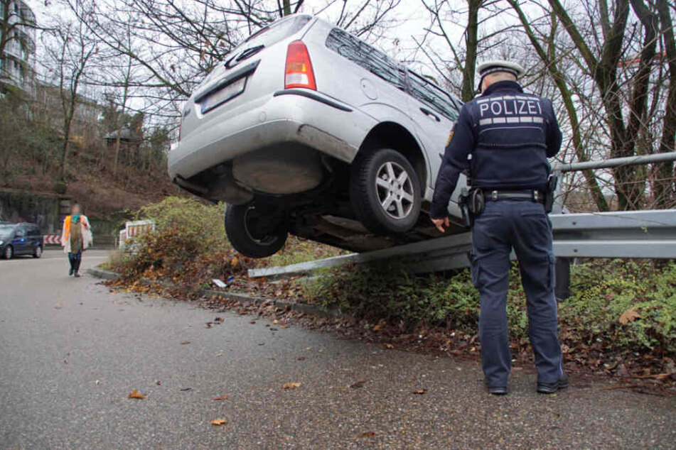 Der Kombi in misslicher Lage. Im Hintergrund: die 51-jährige Fahrerin.