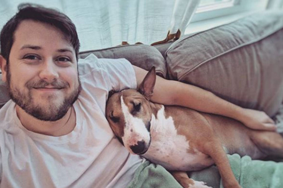 Hündin Luna kuschelt mit ihrem Herrchen.