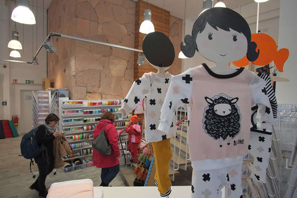 Hier lassen sich Do-It-Yourself-Fans inspirieren: Auf Schneiderpuppen hängen selbstgenähte Outfits.