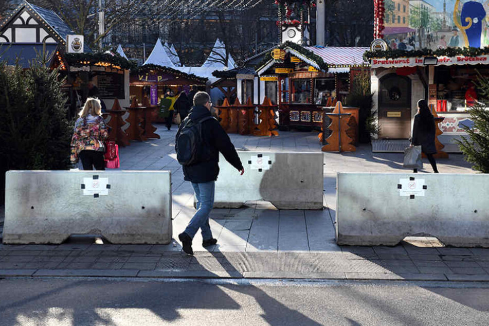 Poller begrenzen den Zugang zum Weihnachtsmarkt am Berliner Breitscheidplatz.