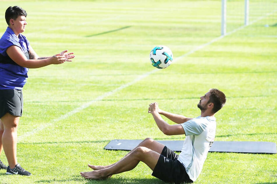 Barfuß zum Training, um die verletzte Zehe zu schonen: Dimitrij Nazarov (r.) bei Ballübungen mit Physiotherapeutin Marie Koch.
