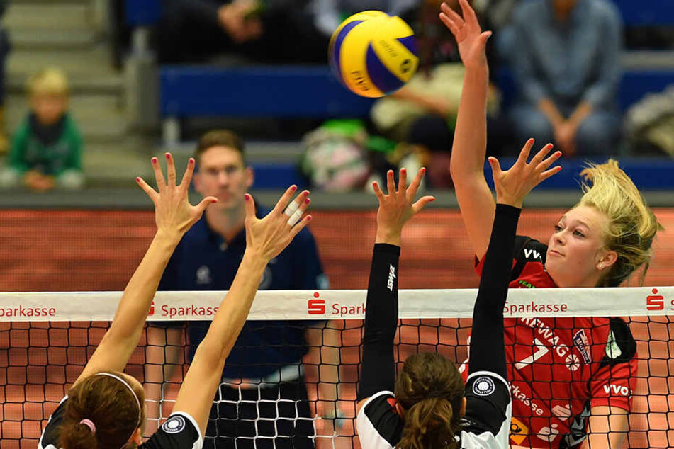 Dominika Strumilo (r.) beim 3:0-Sieg gegen Suhl im Angriff. Gewinnt die Belgierin auch in Münster?