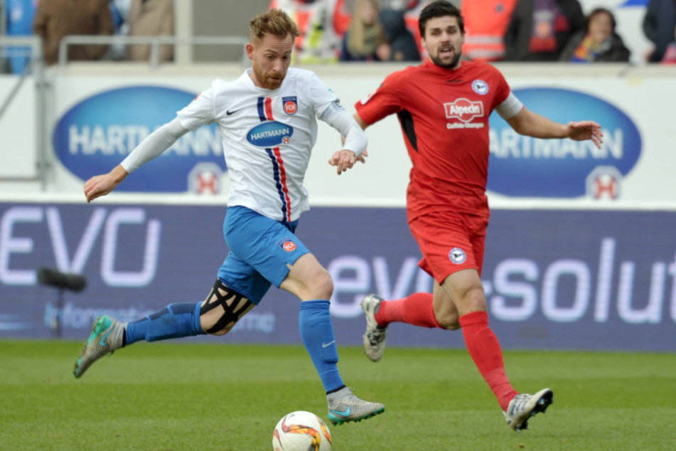 Florian Dick (r.) muss den besten FCH-Angreifer daran hindern, zu treffen.