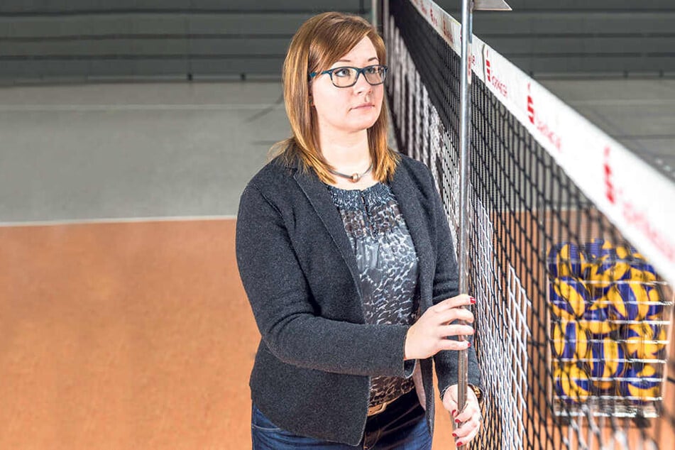 Stimmt die Netzhöhe? Sandra Zimmermann misst nach! Auch das gehört zur
ihren Aufgaben als Supervisor.