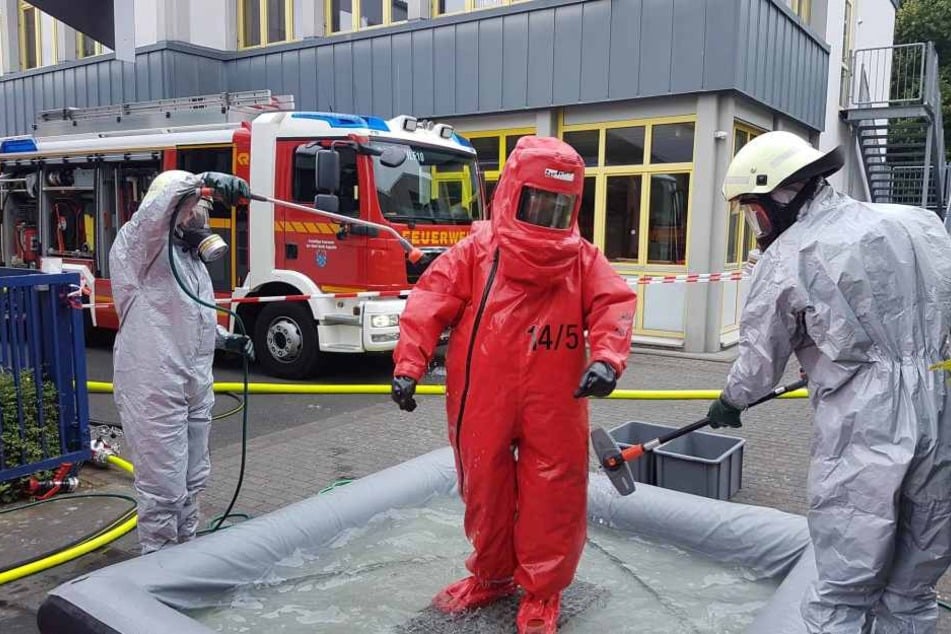 Die Feuerwehr ist noch immer mit der Gefahrenabwehr bezüglich des Chlorgases beschäftigt.
