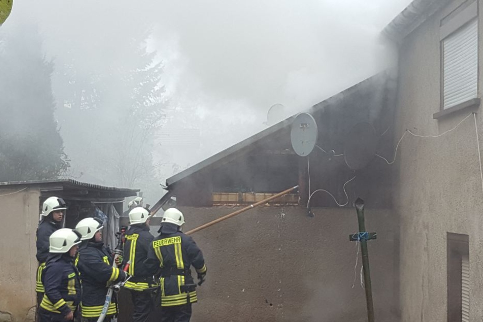 Seit Stunden kämpfen die Kameraden gegen die Flammen.