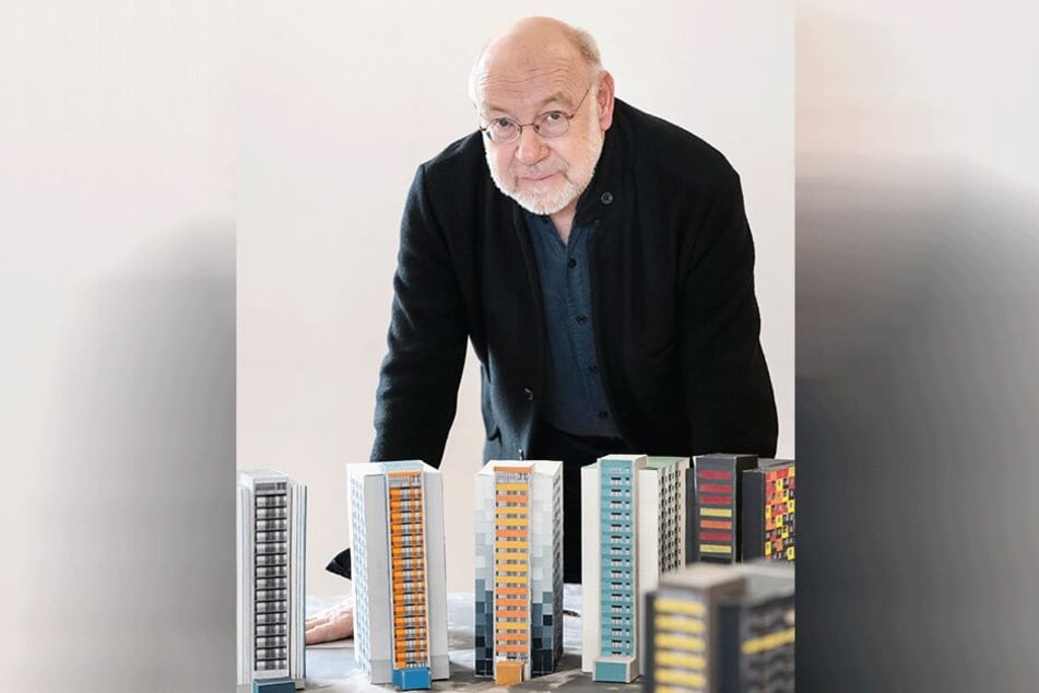 Professor Dr. Ralf Weber zeigt einige der Pläne.