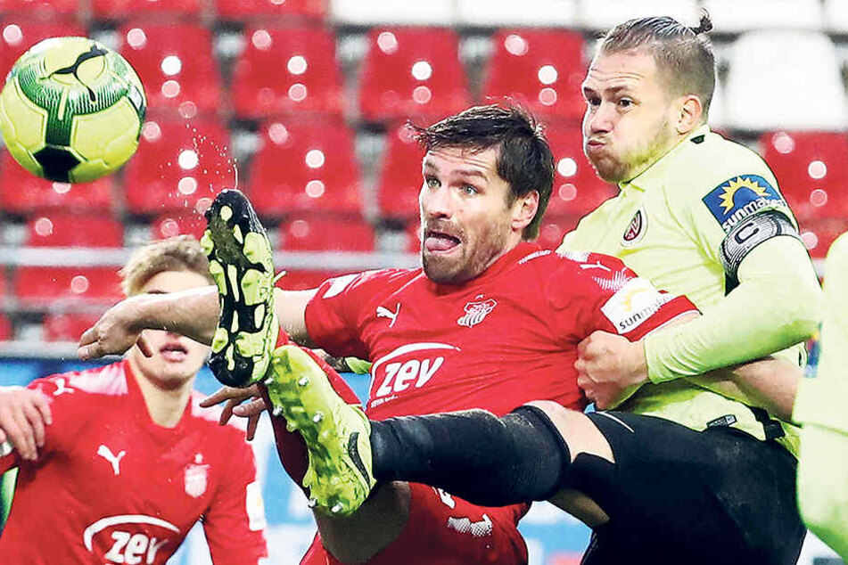 FSV-Sturmtank Ronny König (M., hier gegen Steven Ruprecht) kann sich aktuell nicht mehr so durchsetzen wie in den ersten spielen dieser Saison.
