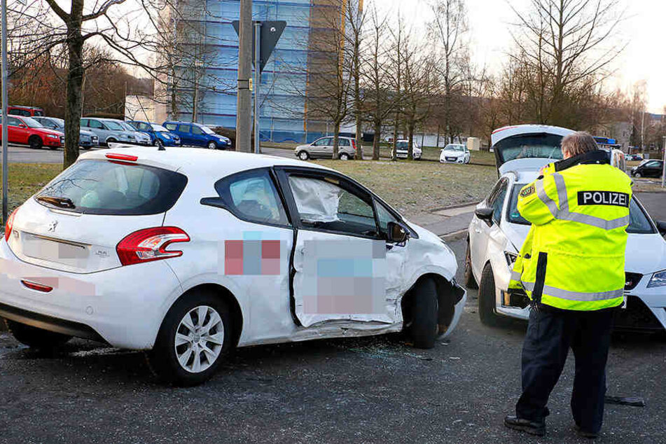 Der Peugeot wurde noch gegen einen Seat geschleudert.