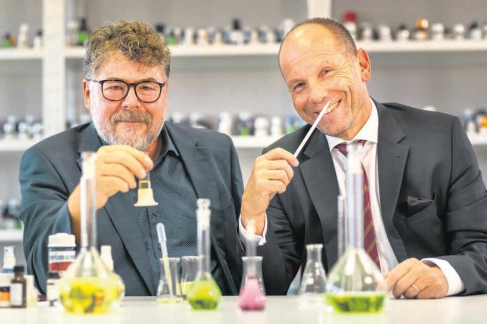 "Reima Air Concept"-Chef Jens E. Reißmann (64, l.) und Oberbürgermeister Lothar Ungerer (61, parteilos) mit Meeranes eigenem Duft.