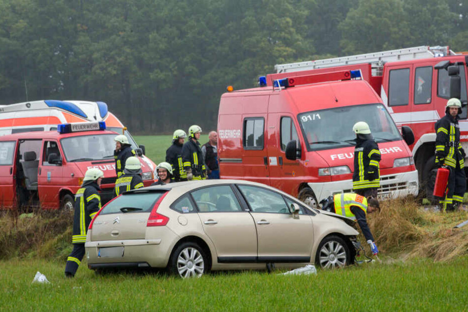 21 Feuerwehrleute waren nach dem schweren Unfall im Einsatz.