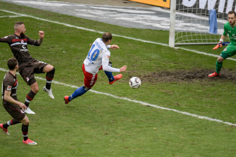 Lasogga im Angriff auf das Tor von St. Paulis Robin Himmelreich.