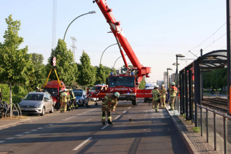 Mit einem Kran musste das Auto geborgen werden.