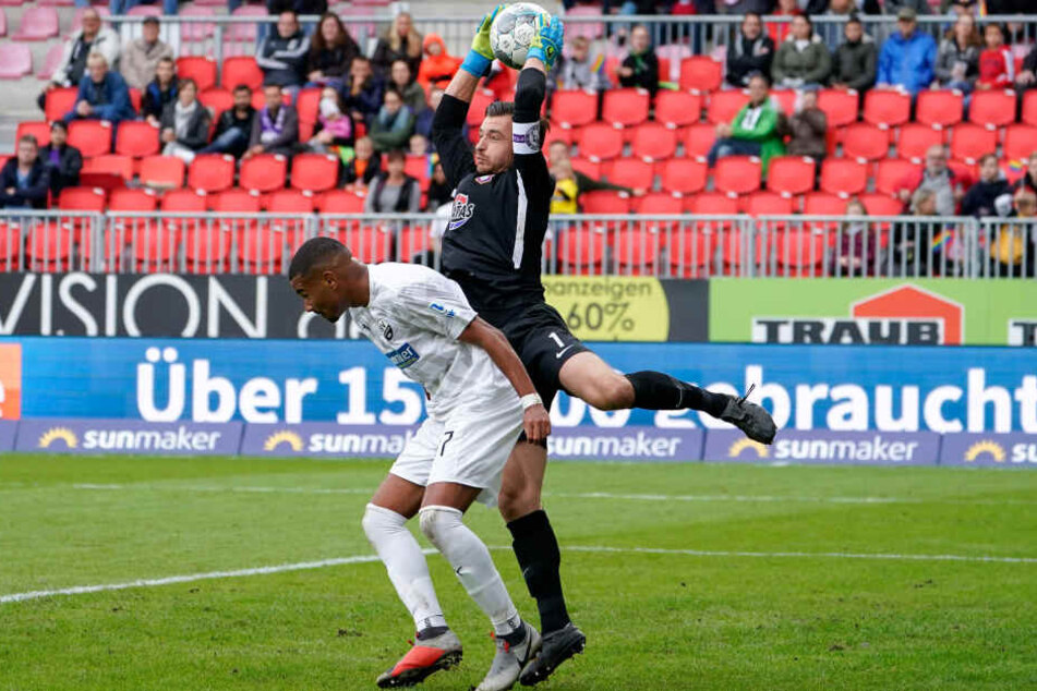 Martin Männel (r.) machte in Sandhausen einen guten Job, fischt hier den Ball vor Erik Zenga weg.