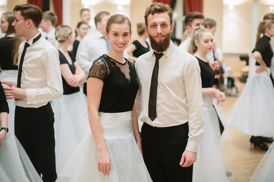 Ahmad Abdlli und seinen Tanzpartnerin Theresa Funk eröffnen Freitag mit 99 weiteren Debütantenpaaren den 13. SemperOpernball.