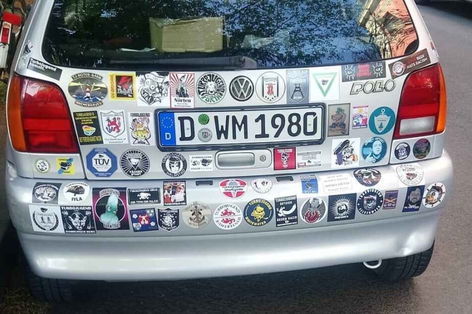 Der VW Polo ist mit den bunten Aufklebern kaum zu übersehen.