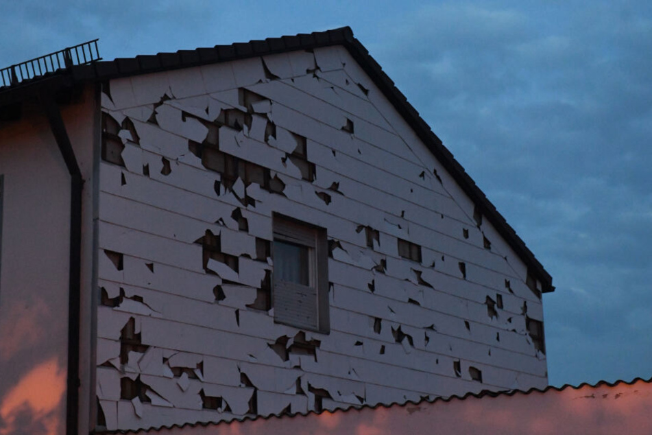 Eine durch Hagel bei einem Unwetter beschädigte Verkleidung einer Hauswand in Germering.