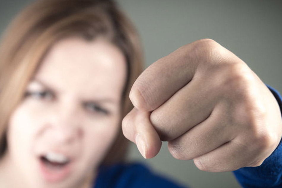 Eine aggressive 27-Jährige schlug einen Polizisten krankenhausreif. (Symbolbild)