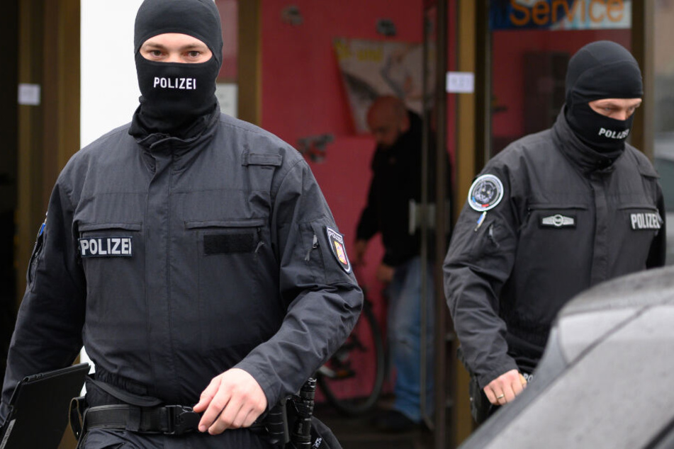 Einsatzkräfte der Polizei durchsuchten eine Kfz-Werkstatt in Lübeck.