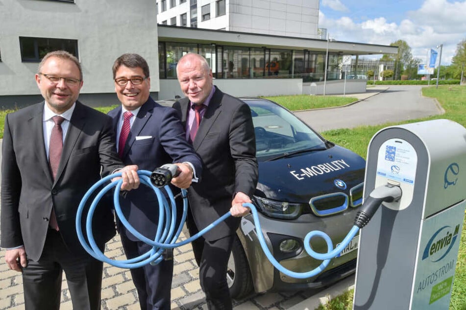 Autos unter Strom: Die enviaM-Vorstandsmitglieder Andreas Auerbach (54), Tim Hartmann (47) und Ralf Hiltenkamp (56, v.l.) an einer Ladesäule für E-Mobile.