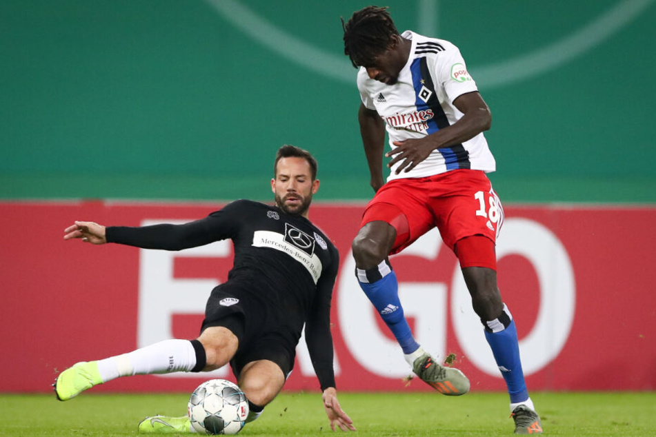 DFB-Pokal gegen Hamburg: Stuttgarts Gonzalo Castro (links) und HSV-Mann Bakery Jatta im Zweikampf.