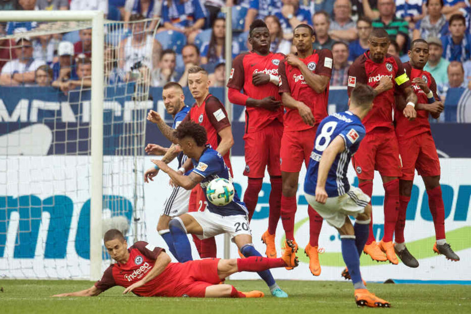 Schalkes Leon Goretzka schießt einen Freistoß.