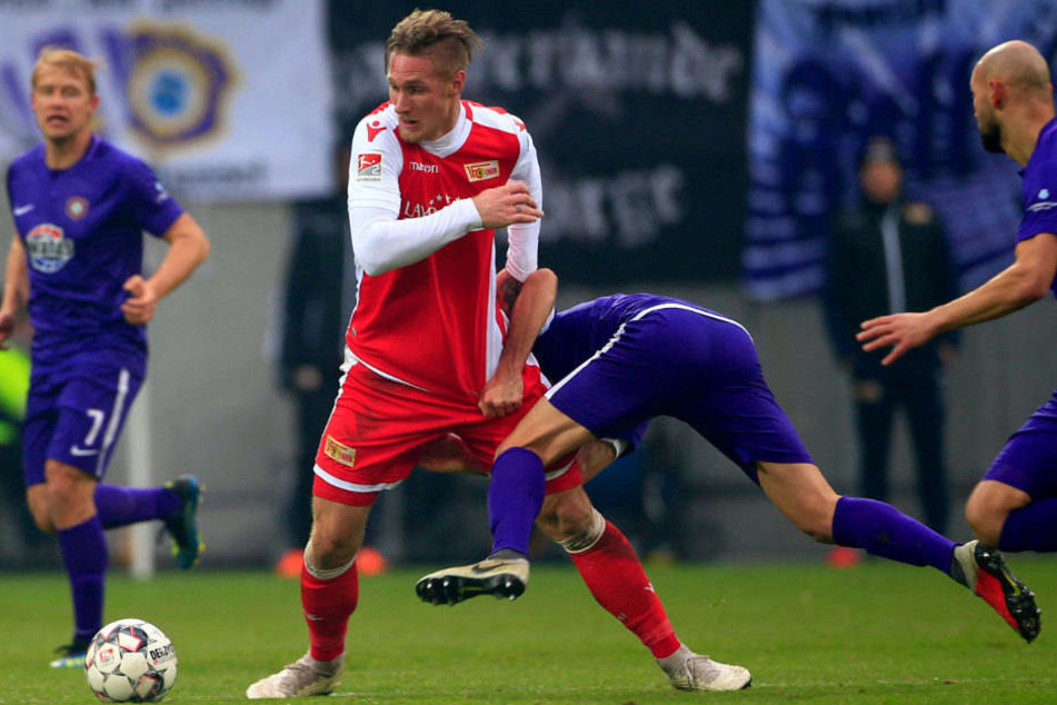 Sebastian Polter im Zweikampf mit Clemens Fandrich.