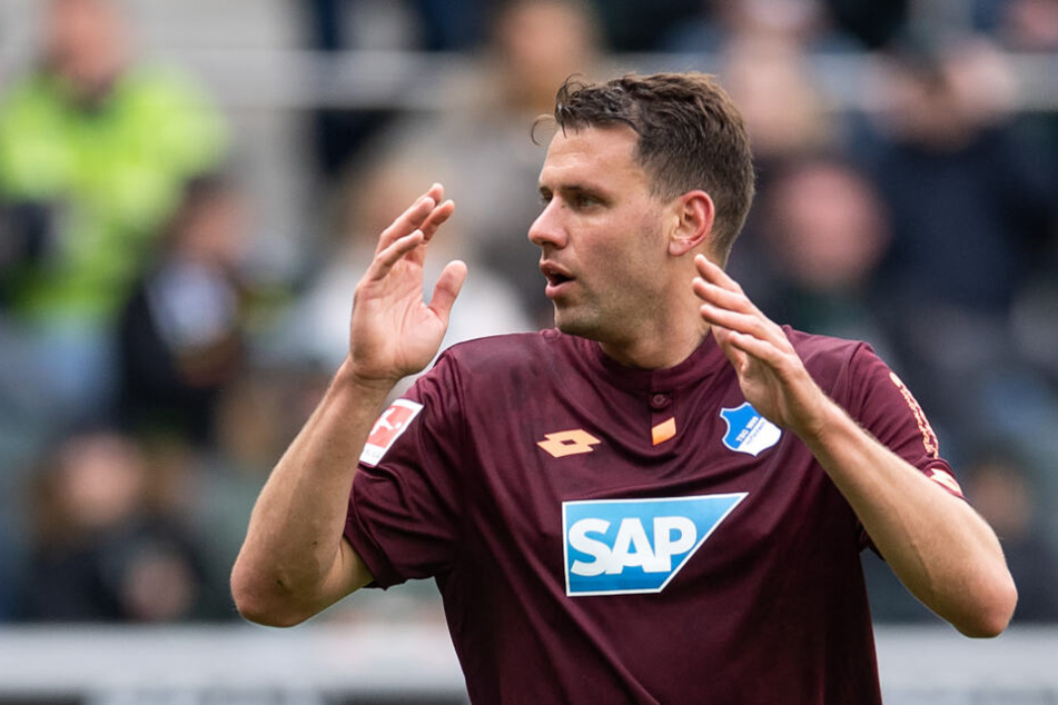 Hoffenheims Stürmer Ádám Szalai hebt nach einer der vielen vergebenen Torchancen gegen Borussia Mönchengladbach fassungslos die Hände.