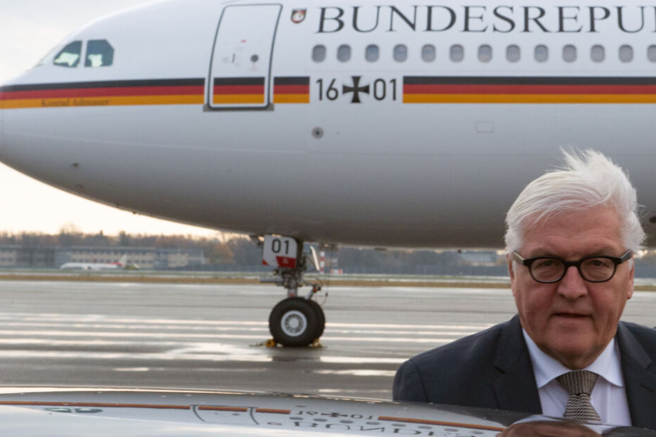 Der ehemalige Außenminister Frank-Walter Steinmeier vor dem Regierungsflugzeug "Konrad Adenauer" im Jahr 2015. Im Moment der Aufnahme übrigens überraschenderweise kaputt.
