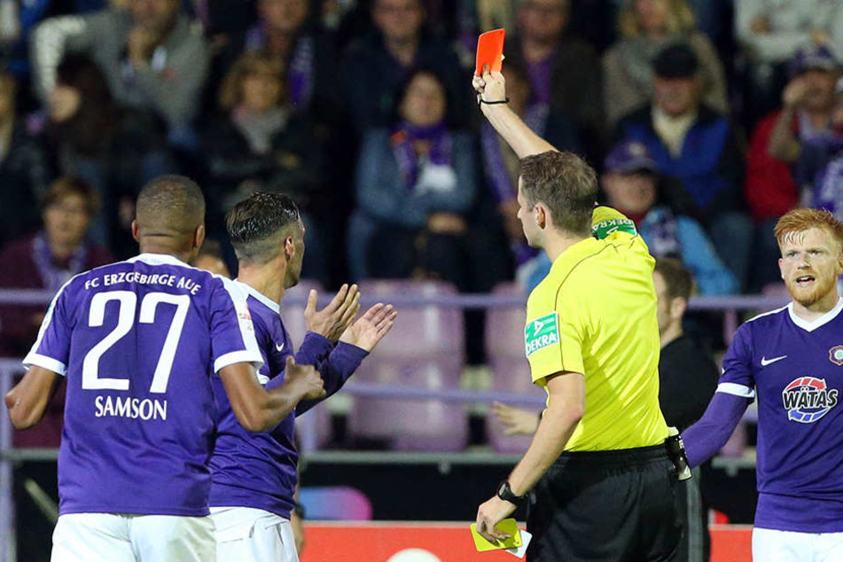 Hier fliegt Christian Tiffert gegen Bochum vom Platz.
