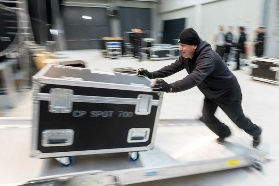 Techniker Hendrik Naumann (45) baut mit seinen Kollegen das Equipment für die Band auf.