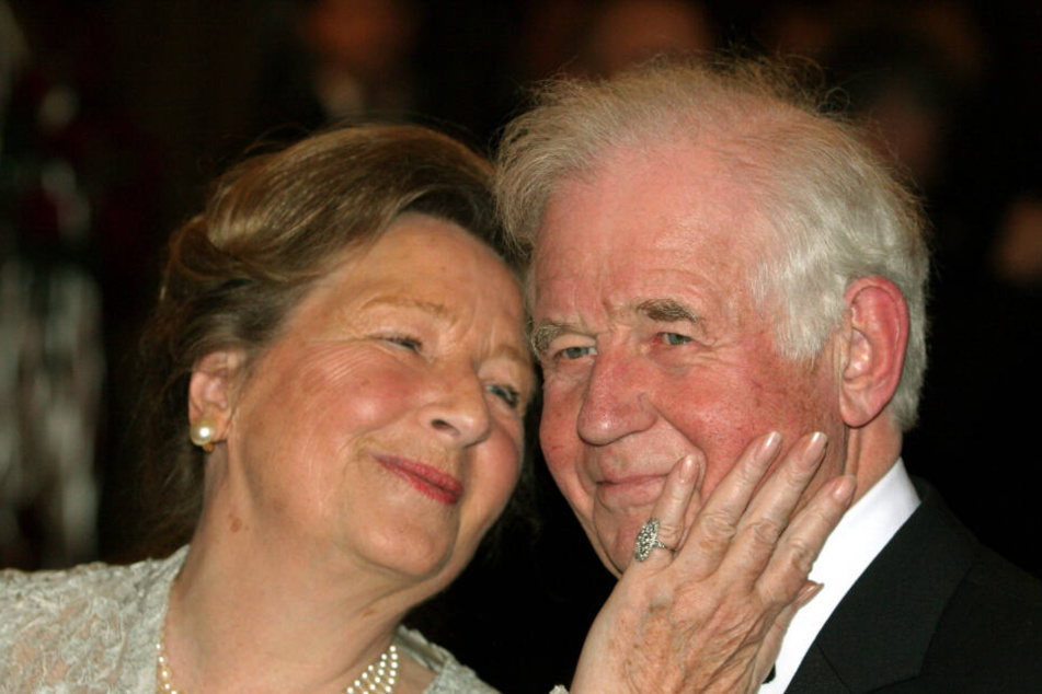 Kurt Biedenkopf und seine Ehefrau Ingrid verbindet eine innige Liebe. Diese Aufnahme entstand 2007 auf dem Semperopernball in Dresden.
