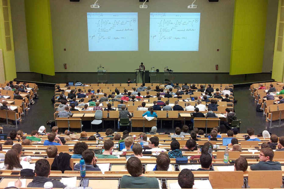 Schwierige Formeln im Hörsaal. Ob die Studenten überhaupt verstehen, wovon der Dozent da spricht?