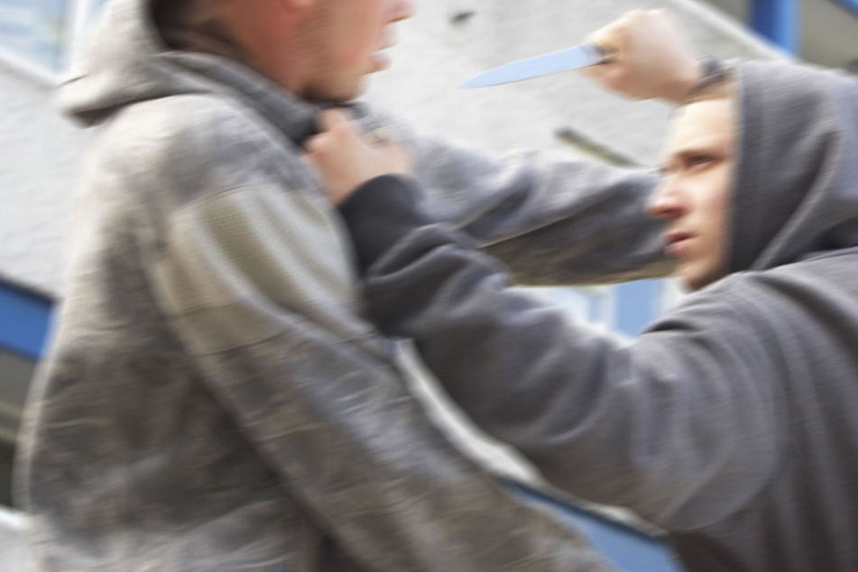 Erst warfen die Männer mit Steinen aufeinander, dann zückten sie Messer und Schlagwerkzeuge! (Symbolbild)