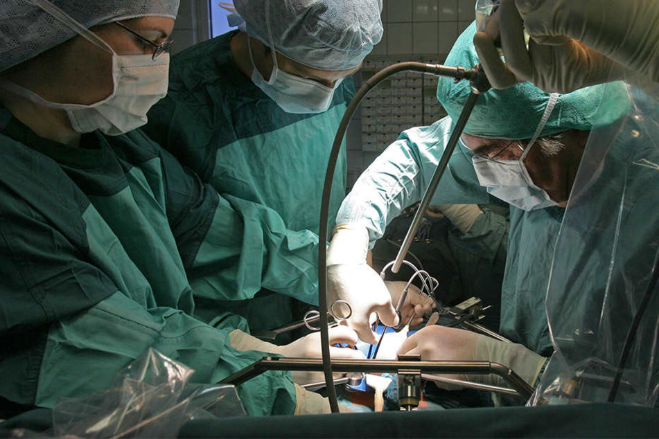 Die Uni-Klinik verweigert einem Flüchtling die lebensnotwendige Organtransplantation.