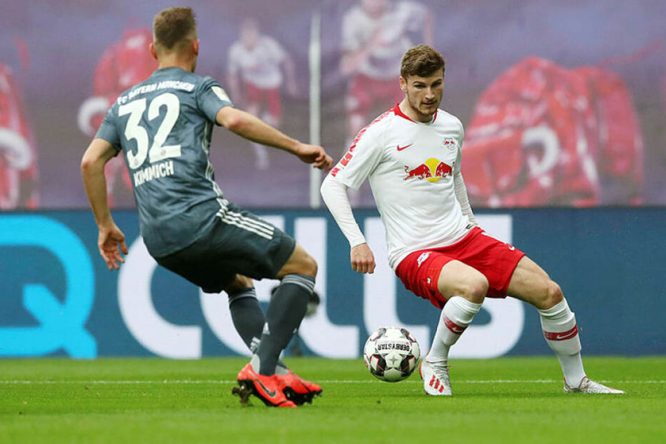 Blieb gegen seinen wohlmöglichen neuen Verein glücklos: Leipzigs Stürmer Timo Werner (r.), hier im Zweikampf mit Joshua Kimmich.