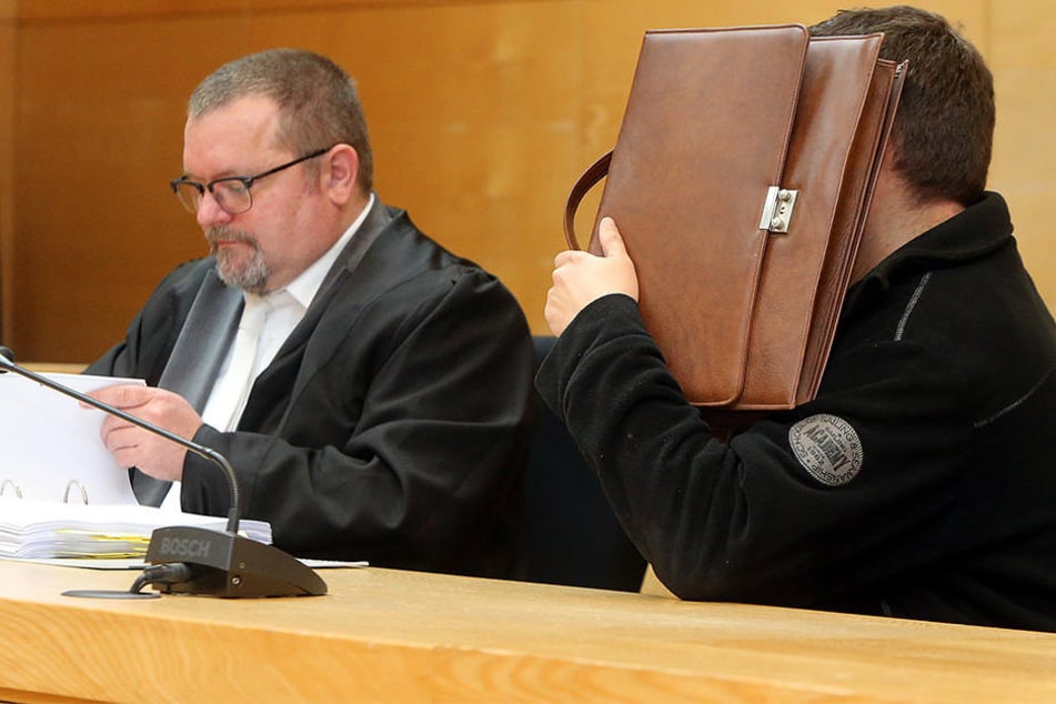 Der Mitarbeiter der Sparkasse gestand vor Gericht, dass er knapp 1,7 Millionen abgezockt hat.