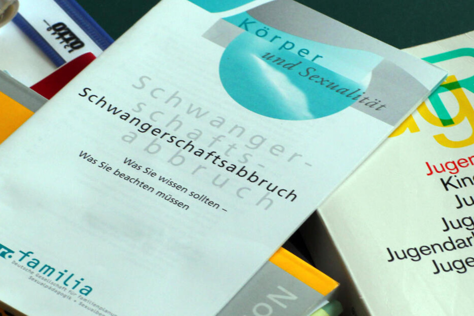 Bücher und Informationshefte liegen in einem Raum der Familienberatungsstelle der Diakonie. Der Bundestag will die Änderung des Paragrafen 219a beschließen, der regelt, wie Ärzte über Abtreibungen informieren dürfen. (Archivbild)