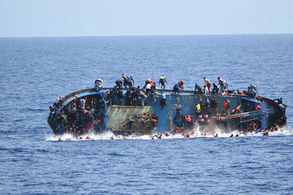 Ein Flüchtlingsboot mit 120 Menschen ist auf dem Mittelmeer gekentert (Symbolbild).