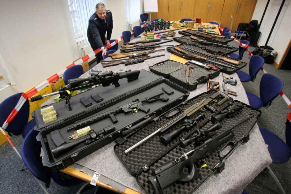 Bei bundesweiten Razzien hat die Polizei Waffen und Sprengstoff bei Reichsbürgern sichergestellt.