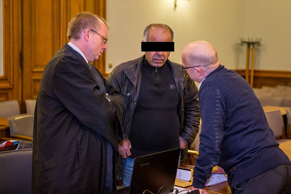 Zu 45 Monaten Gefängnis verurteilt: Großhändler Sabri S., hier mit seinen Verteidigern.
