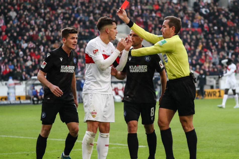 Schiedsrichter Tobias Stieler (r) zeigt VfB-Kapitän Marc-Oliver Kempf (2.v.l) nach einem Foulspiel die Rote Karte.