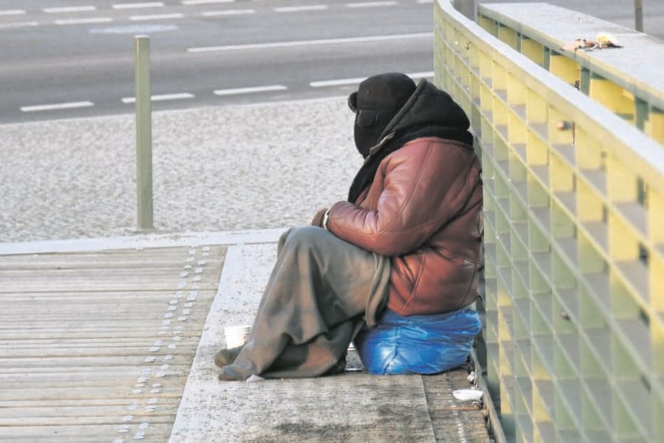 Obdachlose in der Kälte - viele Menschen gehen achtlos vorbei.