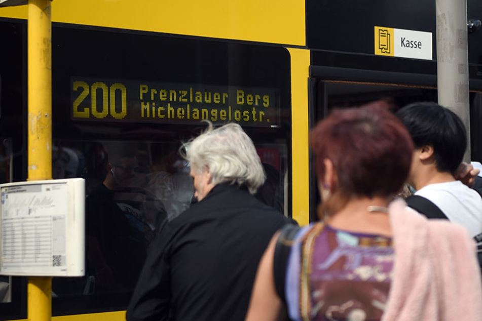 Bald dürfen Berliner an allen Türen eines Busses einsteigen.