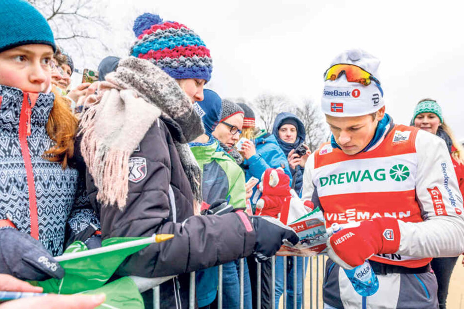 Johannes Klaebo schrieb nach dem Rennen fleißig Autogramm. Die Skifans standen schlange.