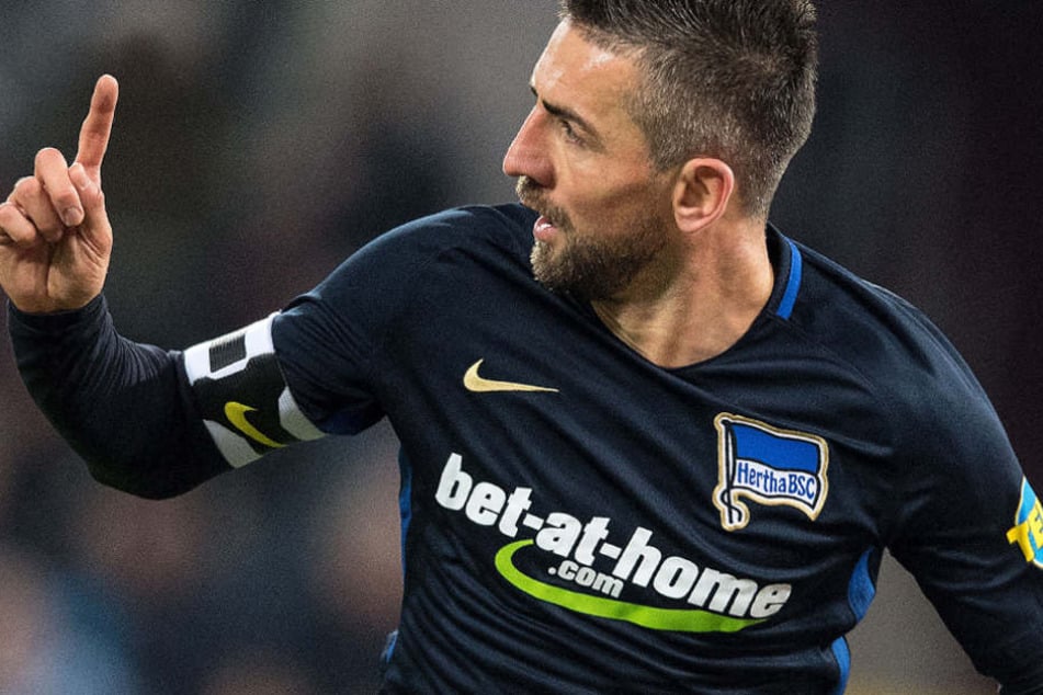 Herthas Torschütze Vedad Ibisevic jubelt nach seinem Treffer zur 1:0 Führung gegen Köln. Auf der Brust das Logo von bet-at-home.